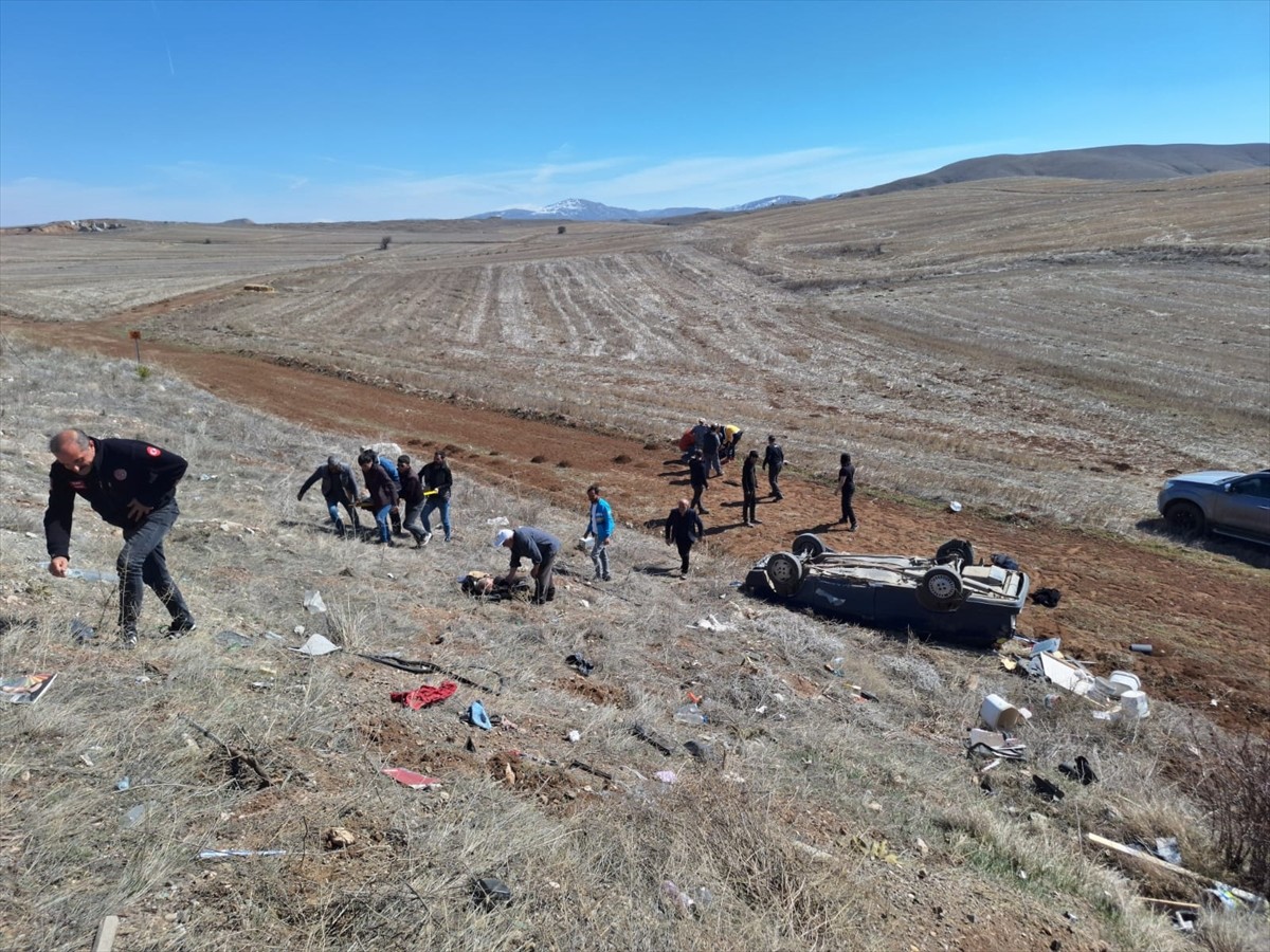 Sivas'ın Hafik ilçesinde otomobilin tarlaya devrilmesi sonucu 3'ü ağır 4 kişi yaralandı. Kaza...