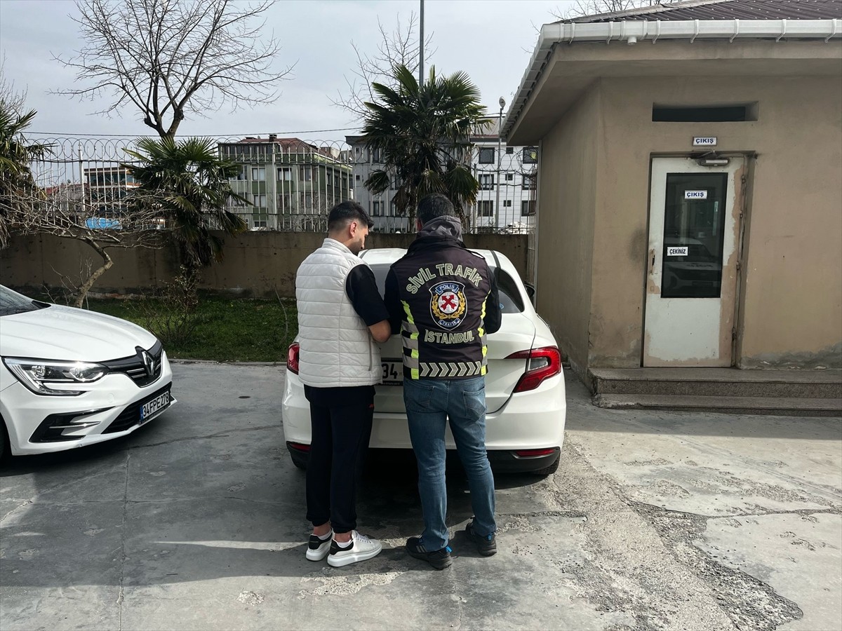 Sultangazi'de makas atarak trafik güvenliğini tehlikeye atan otomobil sürücüsüne 17 bin 229 lira...