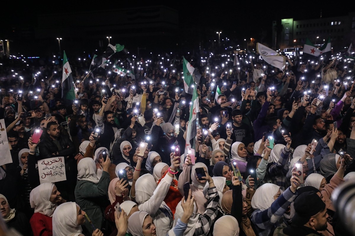 Suriye'nin başkenti Şam'da, devrimin başlamasının 14. yıl dönümü kutlamaları coşkuyla sürüyor....