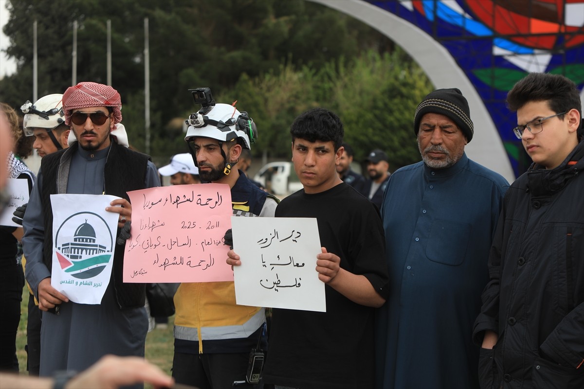 Suriye'nin başkenti Şam’ın sembol noktası olan Emevi Meydanı'nda halk, İsrail'in, Dera ilinin Kuye...