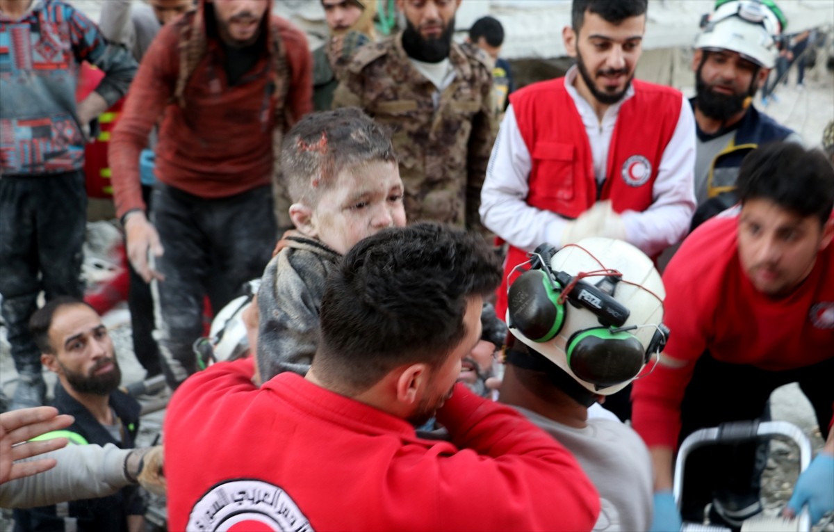 Suriye'nin Lazkiye ilindeki Raml Mahallesi'nde meydana gelen patlamada 3 kişi hayatını kaybetti...