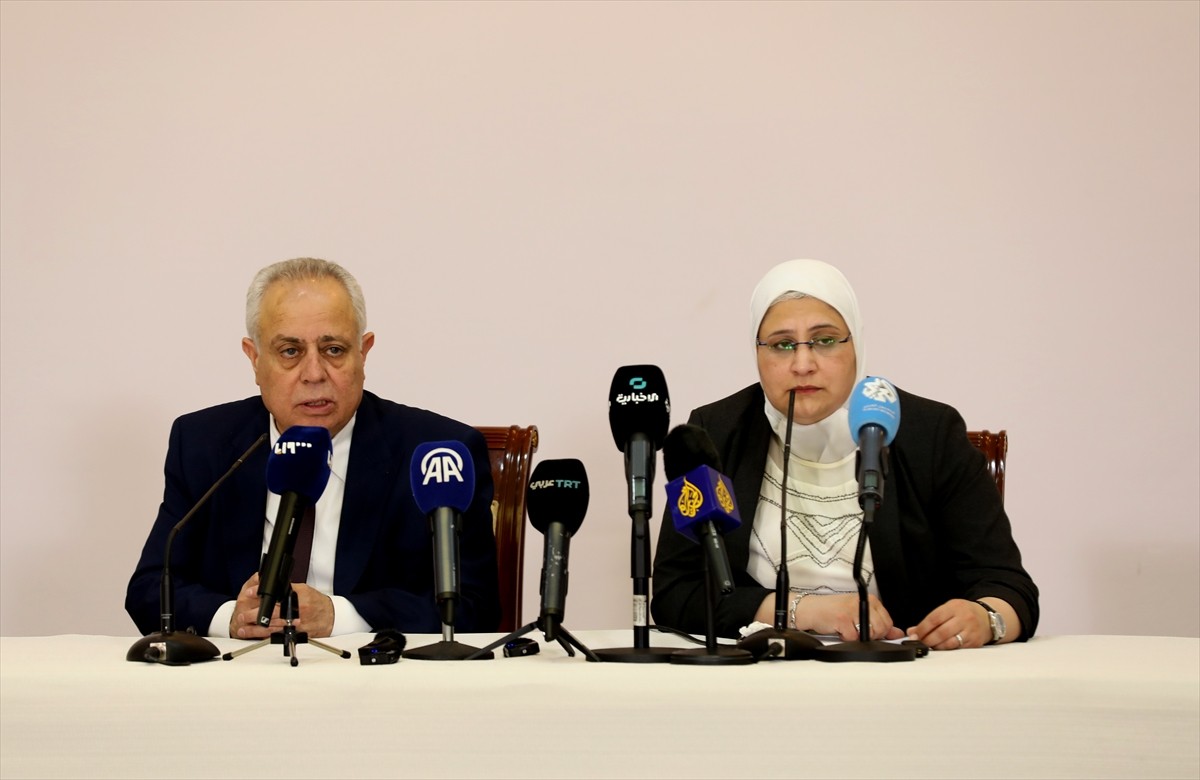 Suriye Cumhurbaşkanı Ahmed Şara, geçici anayasanın temel hükümlerinin belirlendiği bildirgeye imza...