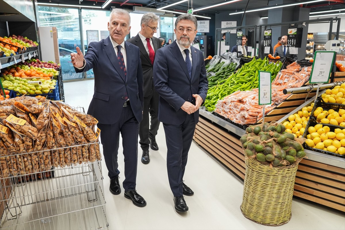 Tarım ve Orman Bakanı İbrahim Yumaklı (sağda), Kısıklı'daki Tarım Kredi Kooperatifi Marketi'ni...