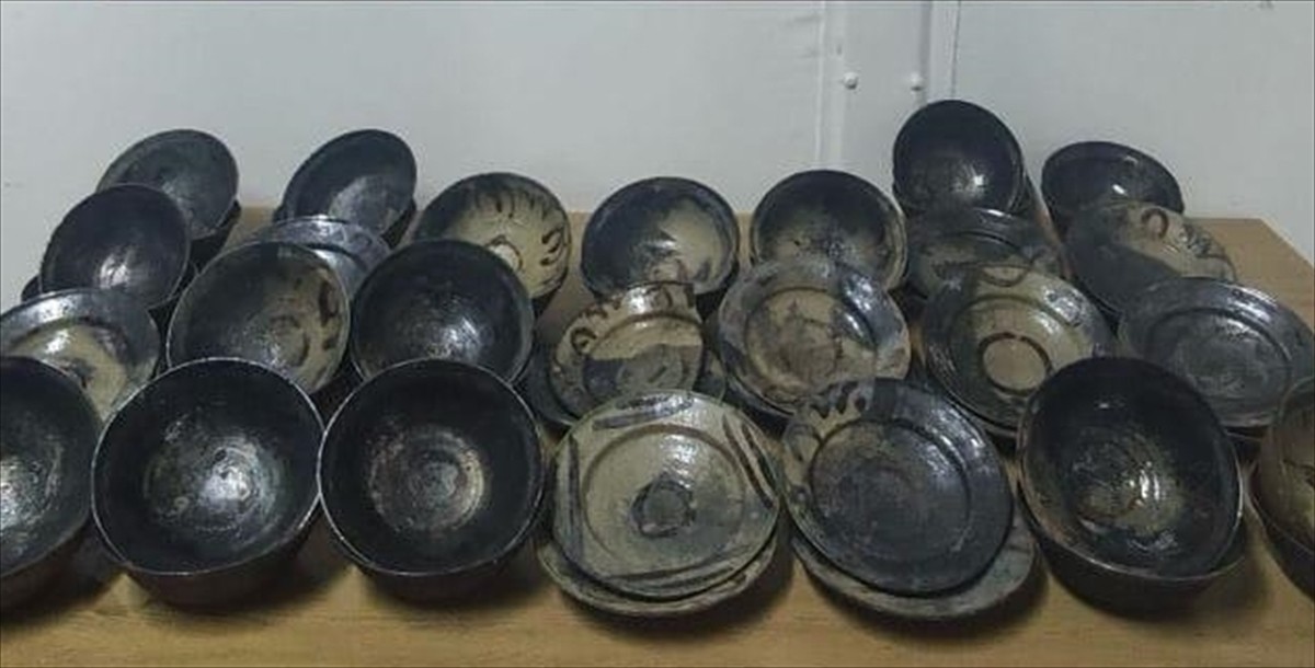 Tekirdağ'da jandarma ekiplerince bir teknede tarihi eser niteliğinde olduğu değerlendirilen 50...