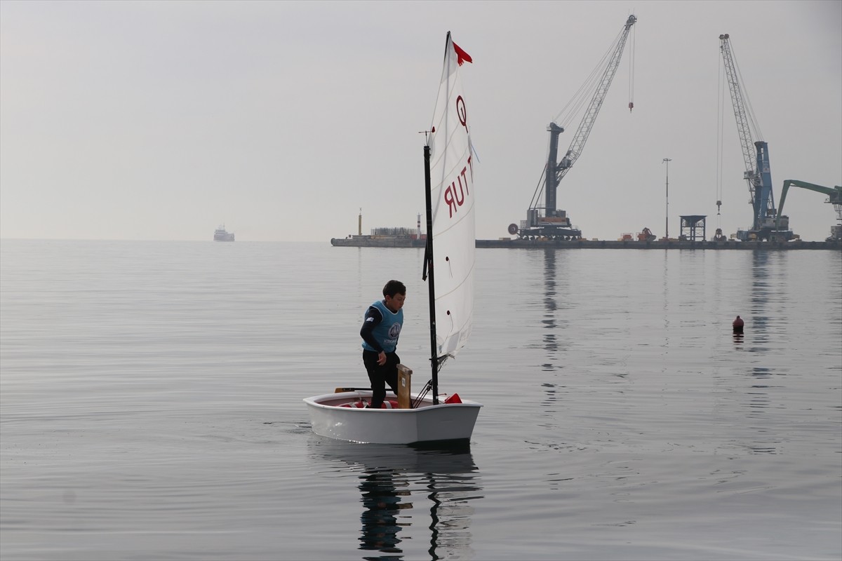 Tekirdağ'da yaşayan Türkiye şampiyonu 11 yaşındaki yelkenci Rüzgar Uzel, milli takımda yer alıp...