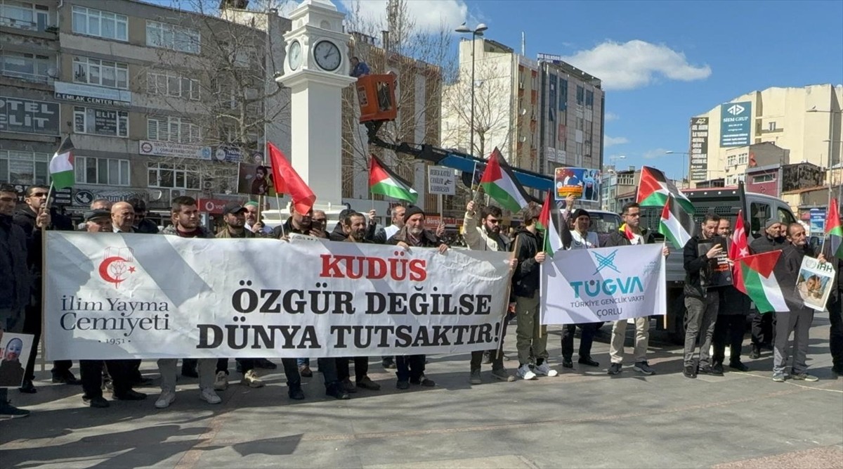 Tekirdağ'ın Çorlu ilçesinde İsrail'in Gazze'ye yönelik saldırıları protesto edildi. Cumhuriyet...