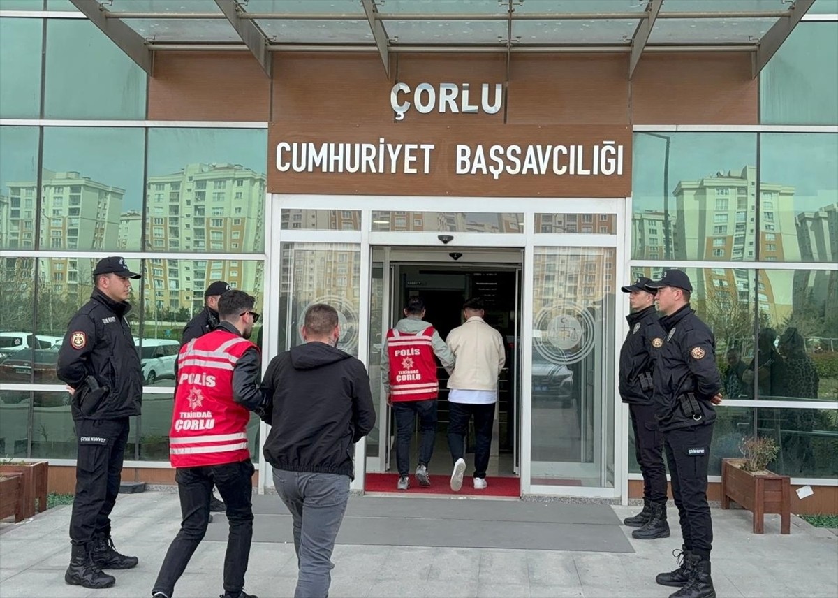 Tekirdağ'ın Çorlu ilçesinde uyuşturucu operasyonunda gözaltına alınan 4 şüpheliden 3'ü...