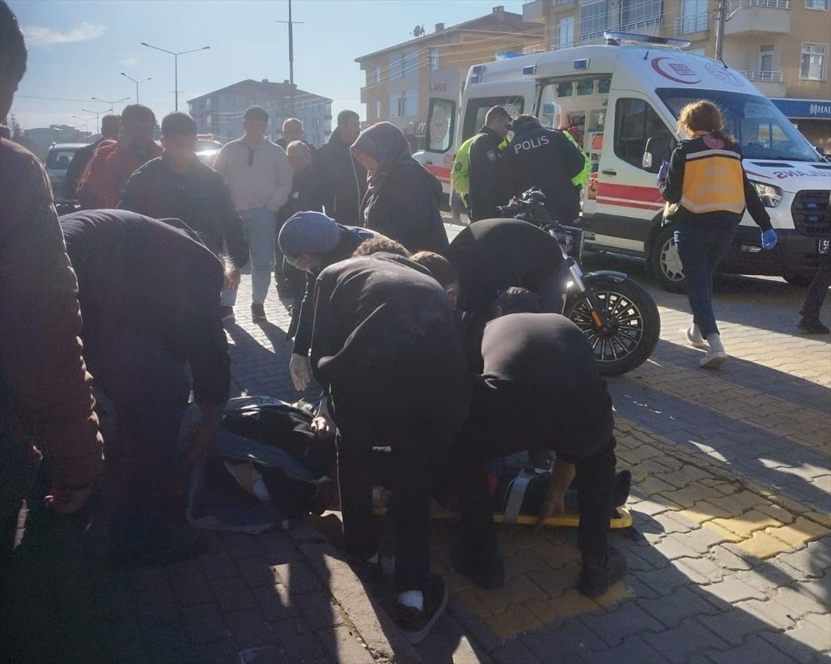 Tekirdağ'ın Marmaraereğlisi ilçesinde motosikletin yayaya çarpması sonucu 2 kişi yaralandı.