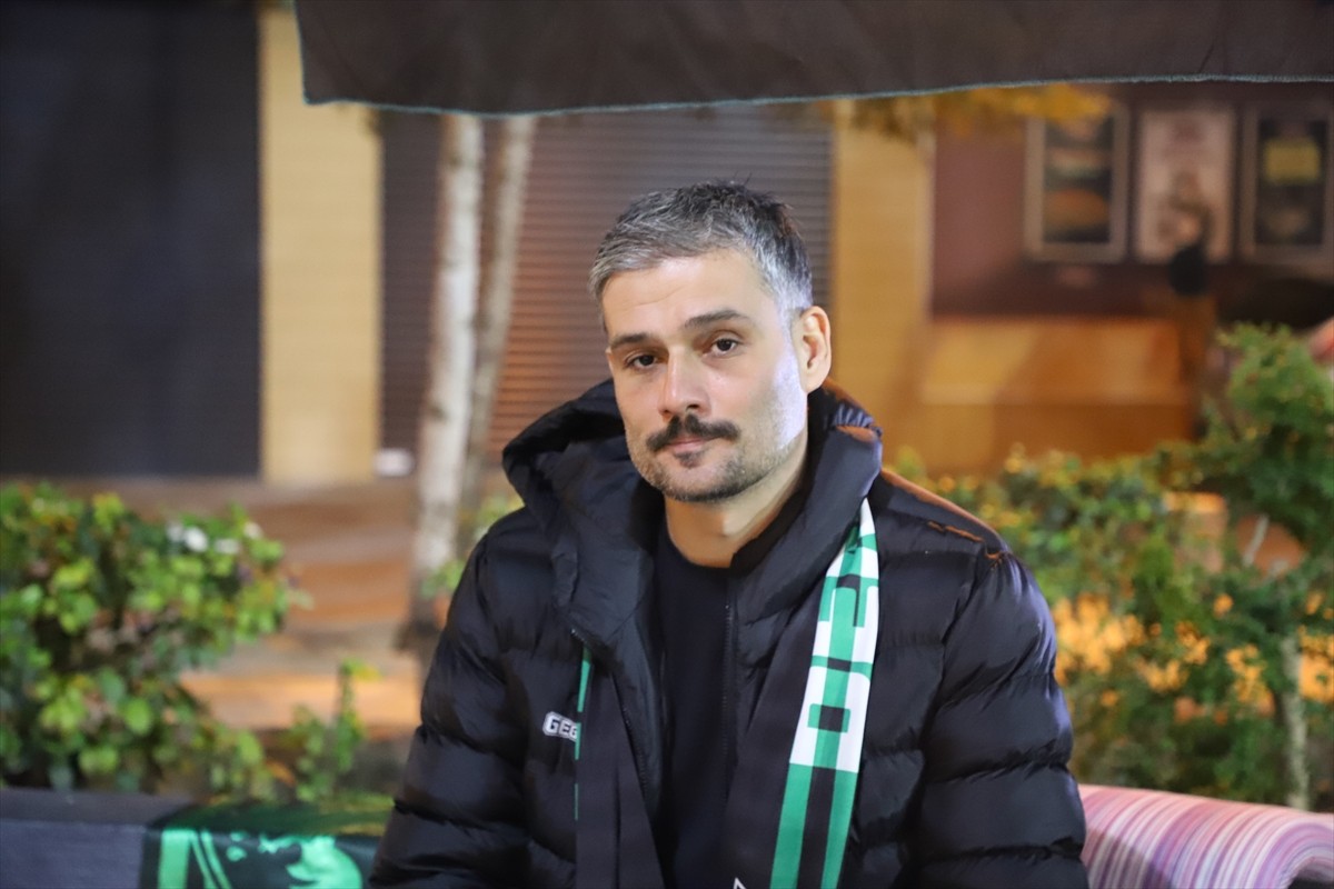 TFF 3. Lig 4. Grupta yer alan Denizlispor'un başkanı Erhan Ergil, kent meydanında açlık grevine...