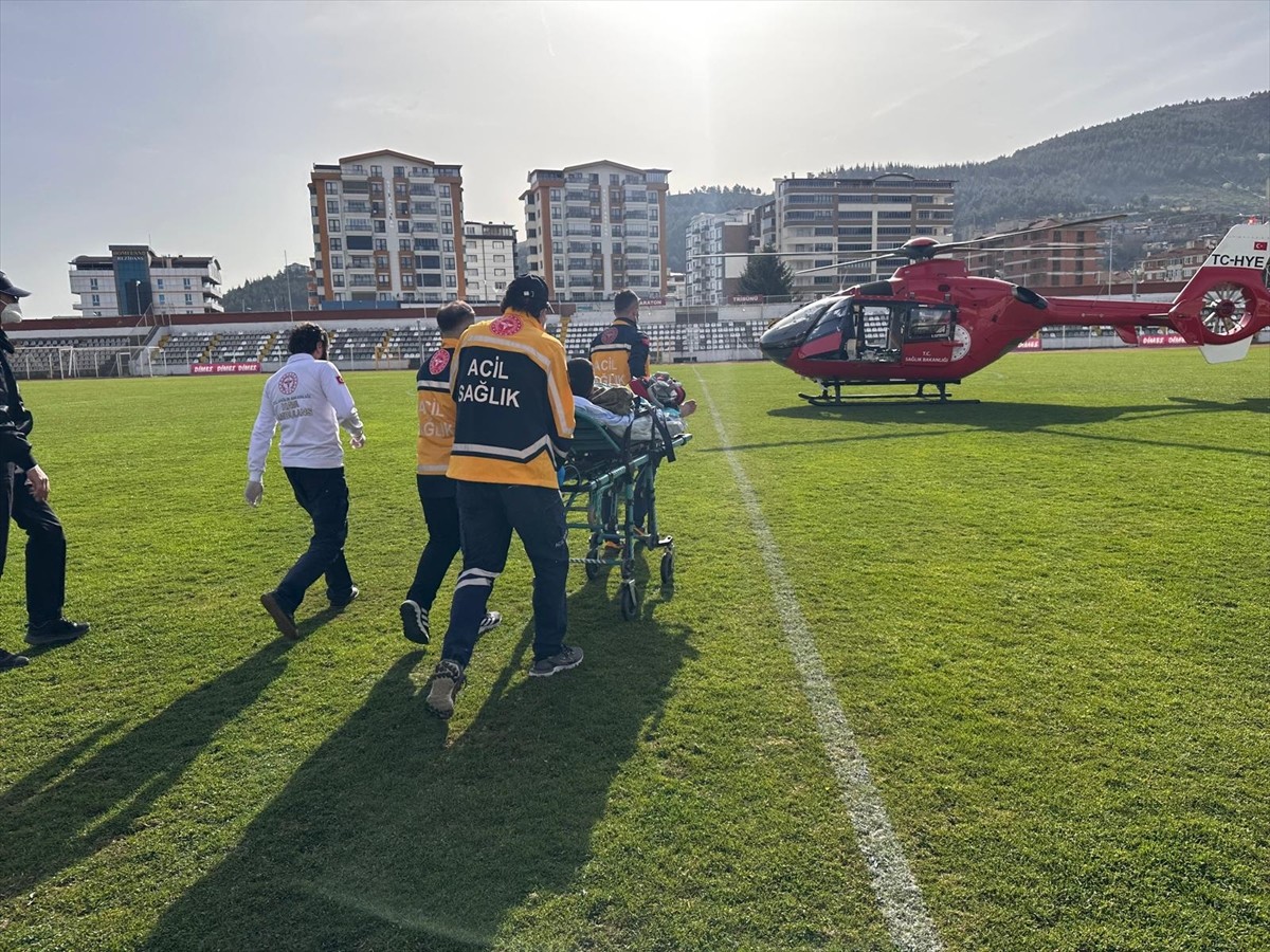 Tokat'ta tedavi gören 21 yaşındaki genç, ambulans helikopterle Samsun'daki hastaneye sevk...