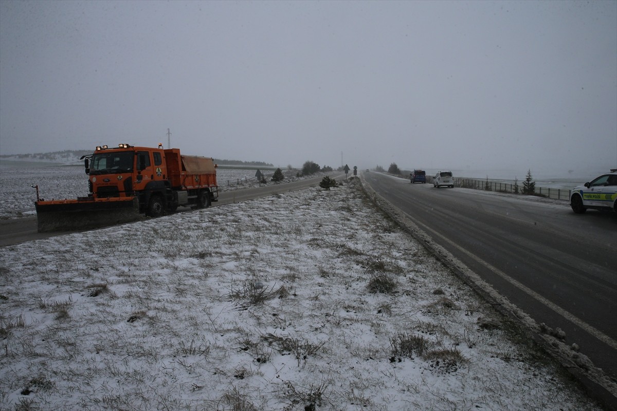 Tokat-Sivas kara yolunda kar yağışı ve tipi etkili oldu.