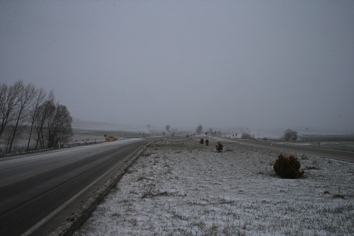 Tokat-Sivas kara yolunda kar yağışı ve tipi etkili oldu.