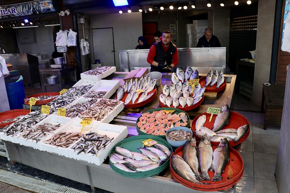 Trabzon'da balıkçı tezgahlarında mezgit ve istavritin kilogramı 100 liradan alıcı buluyor.