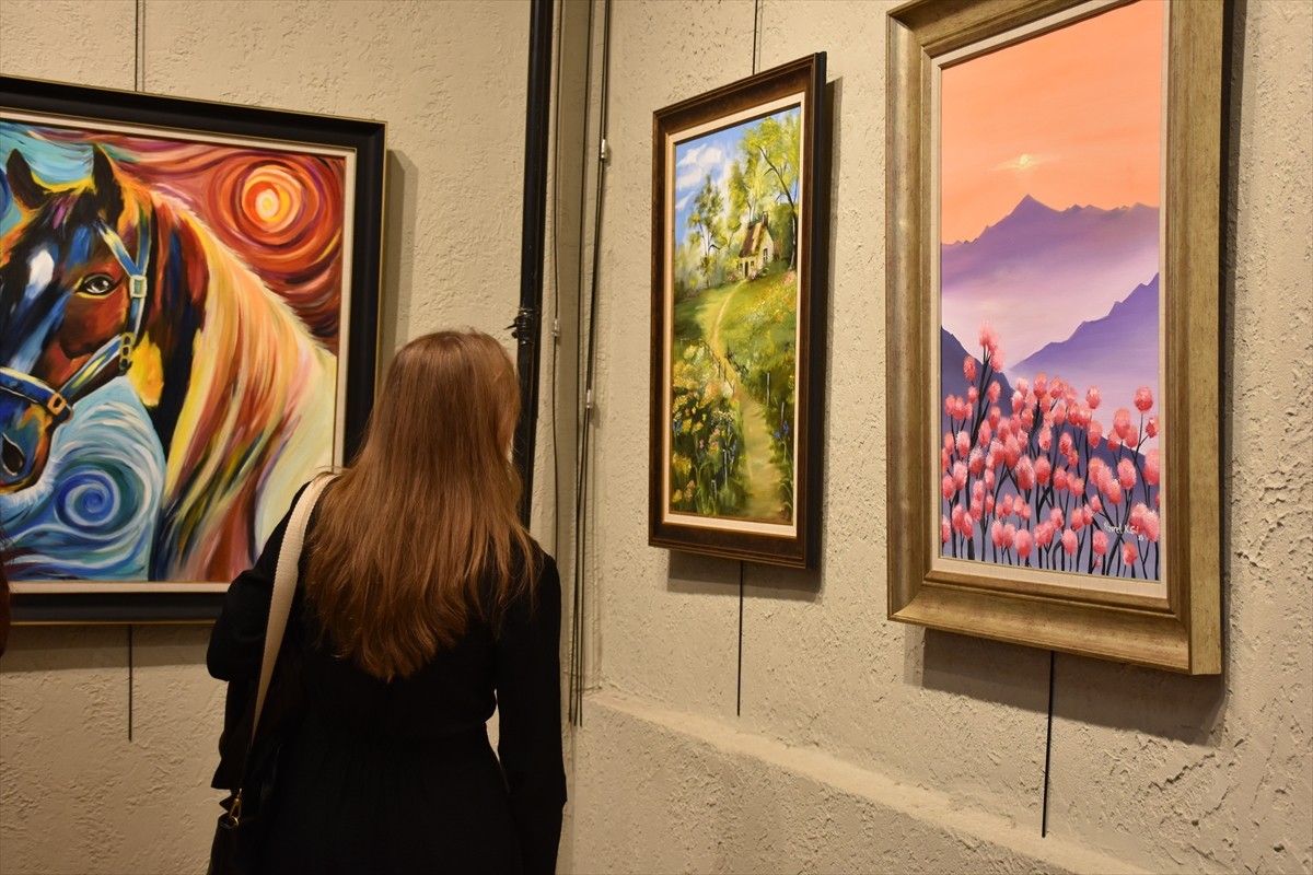 Trabzon'da kadın hekimlerin yaptığı resimlerden oluşan 4. Geleneksel "Şifadır Sanat" isimli sergi...