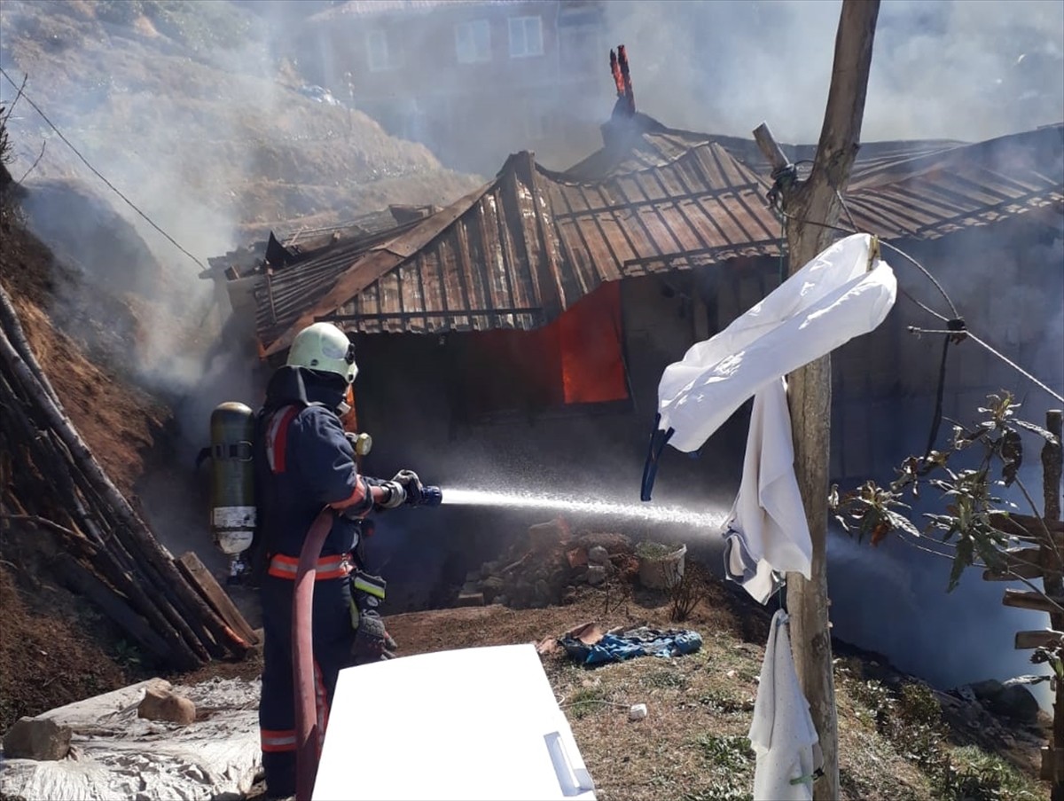 Trabzon'un Sürmene ilçesinde samanlıkta başlayıp eve sıçrayan yangında dumandan etkilenen 2 kişi...