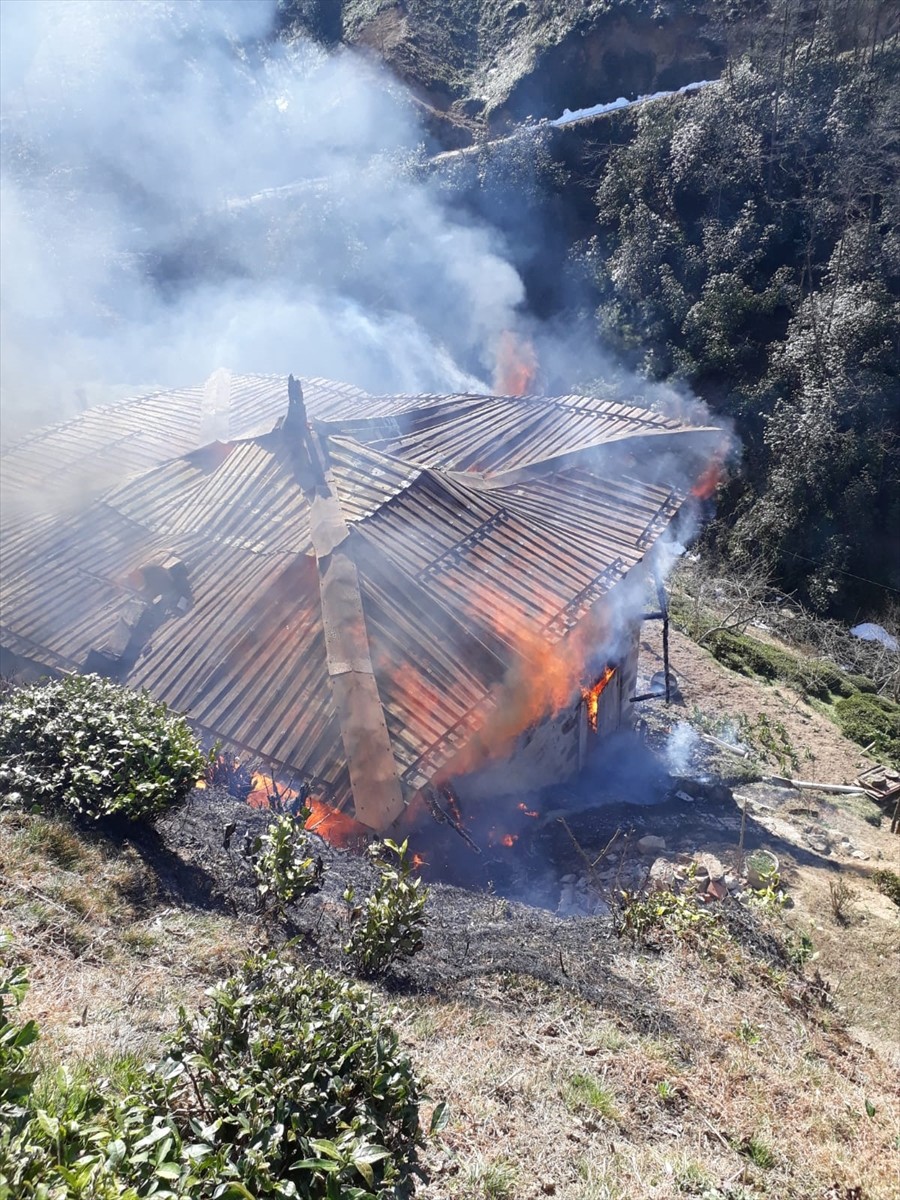 Trabzon'un Sürmene ilçesinde samanlıkta başlayıp eve sıçrayan yangında dumandan etkilenen 2 kişi...
