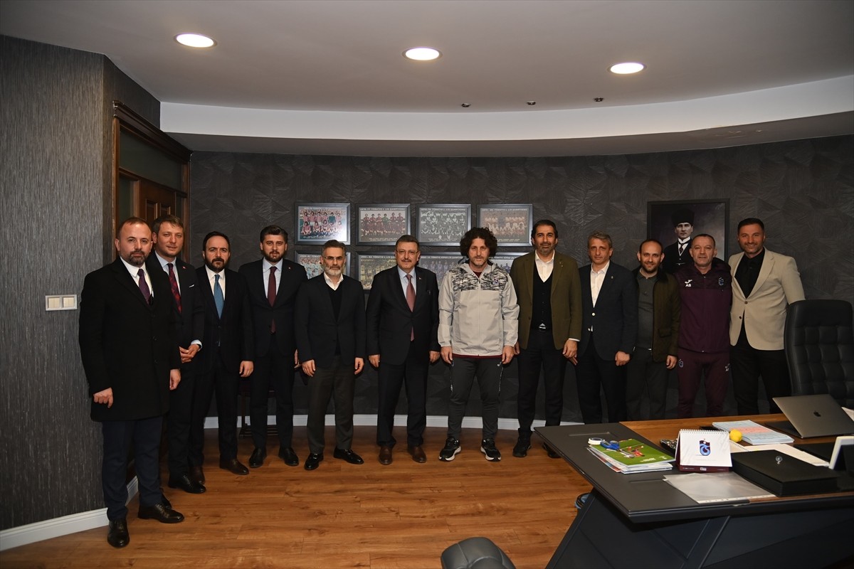 Trabzon Büyükşehir Belediye Başkanı Ahmet Metin Genç (sol 6), Trabzonspor Kulübünü ziyaret etti....