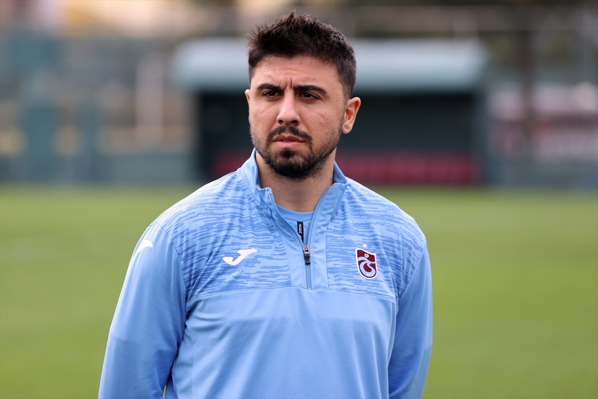 Trabzonspor'un orta saha oyuncusu Ozan Tufan (solda), hafta sonu Göztepe ile sahasında yapacağı...