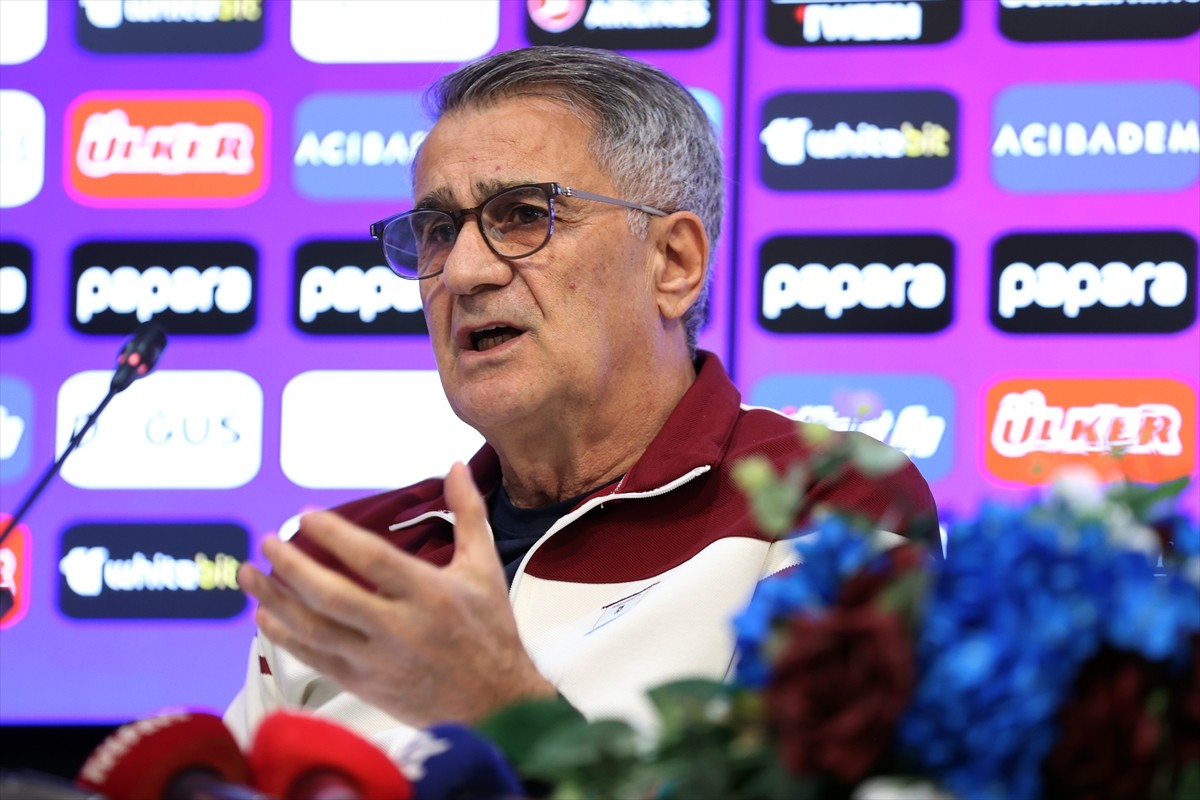 Trabzonspor Teknik Direktörü Şenol Güneş, Mehmet Ali Yılmaz Tesisleri'nde düzenlediği basın...