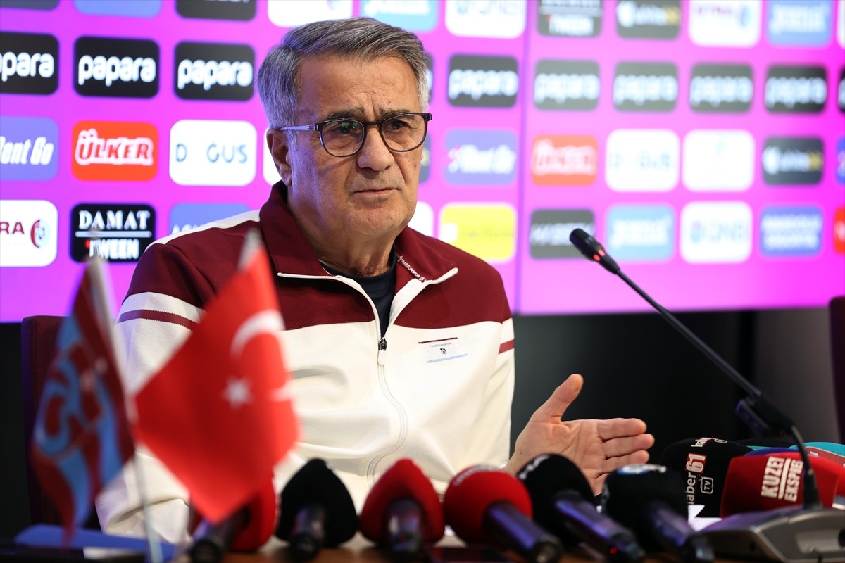 Trabzonspor Teknik Direktörü Şenol Güneş, Mehmet Ali Yılmaz Tesisleri'nde düzenlediği basın...