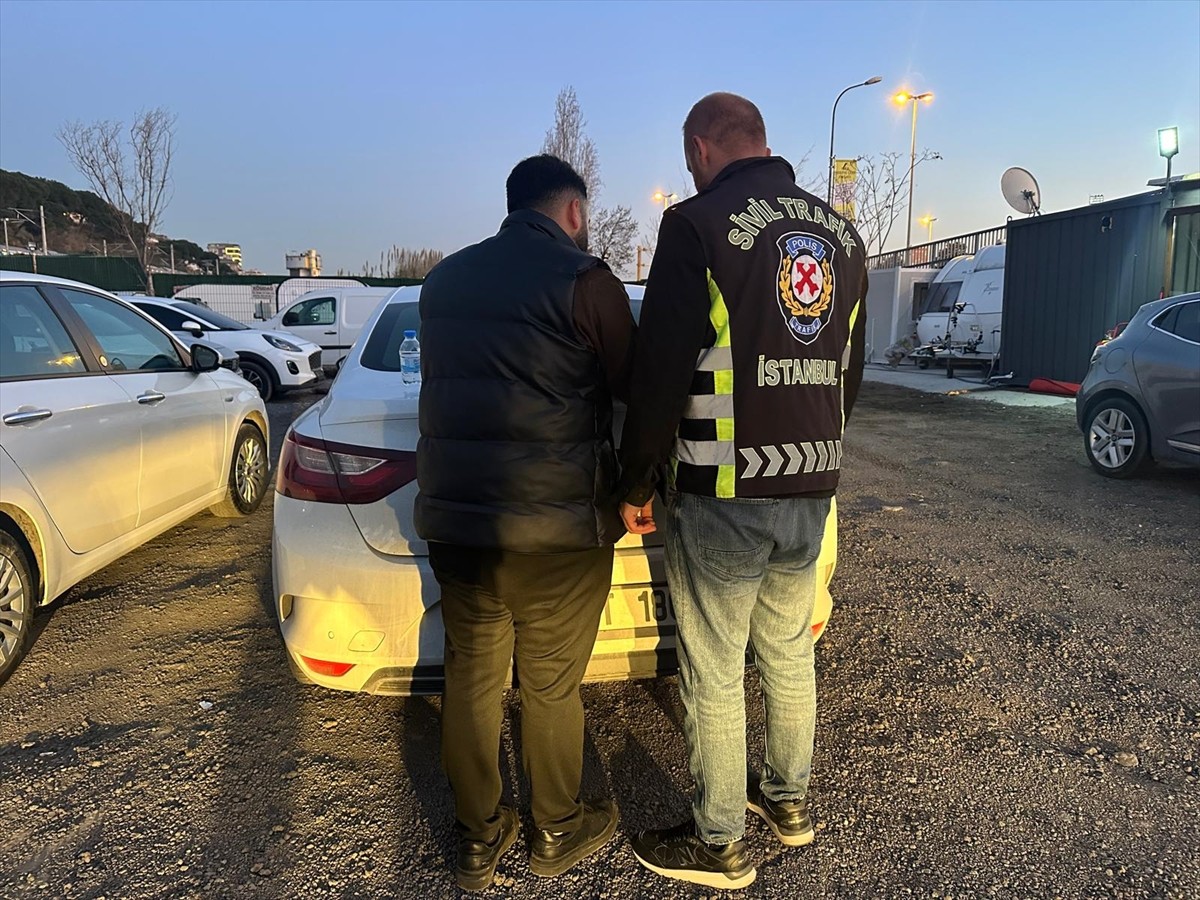 Trafik Denetleme Şube Müdürlüğü ekipleri, Maltepe Yunus Emre Caddesi'nde iki sürücünün tehlikeli...