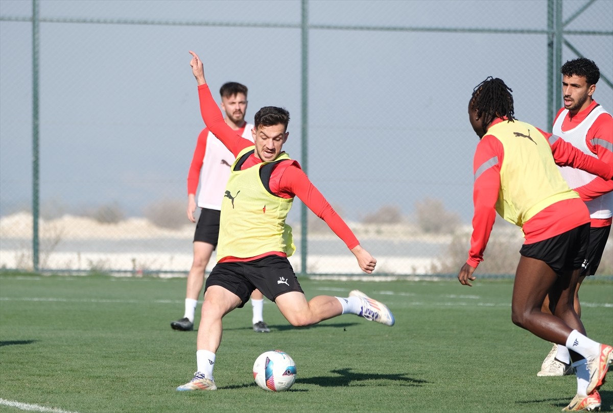 Trendyol Süper Lig'in 27. haftasında konuk olduğu Trabzonspor'u 2-1 yenerek 406 gün sonra dış...