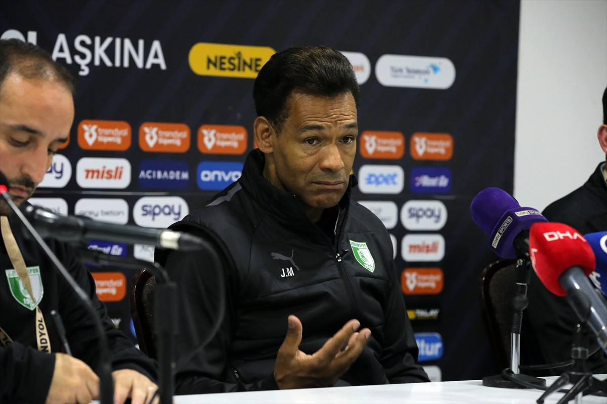 Trendyol Süper Lig'in 29. haftasında Fenerbahçe’ye 4-2 yenilen Sipay Bodrum FK Teknik Direktörü...