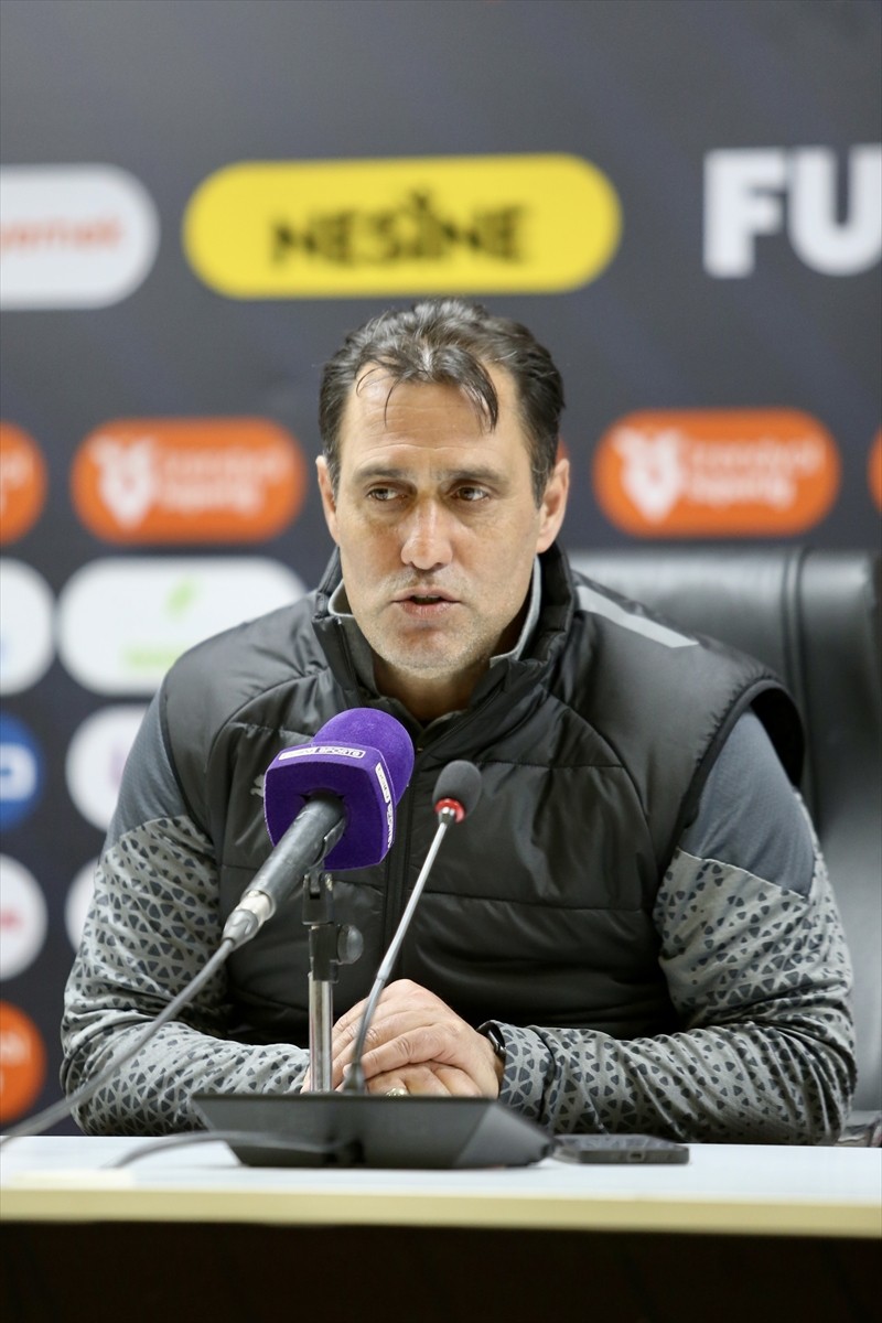 Trendyol Süper Lig'in 29. haftasında Reeder Samsunspor'u 2-0 yenen Kasımpaşa'nın yardımcı...