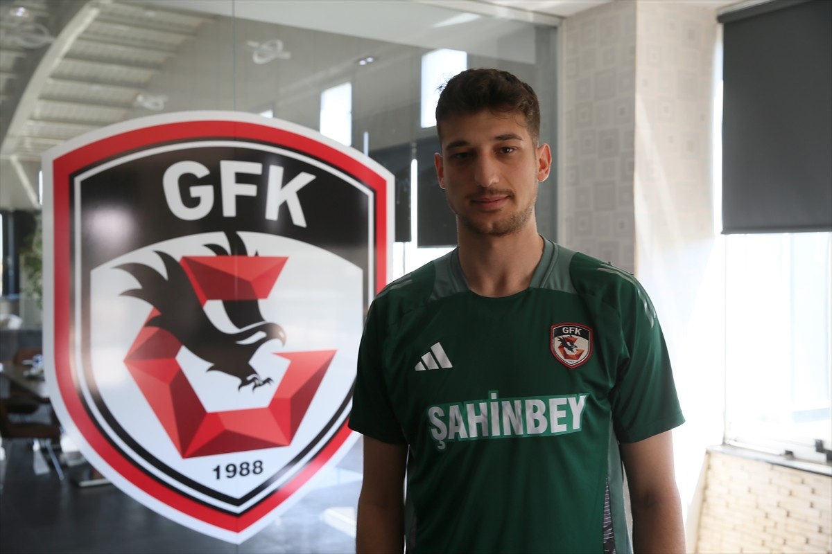 Trendyol Süper Lig ekiplerinden Gaziantep FK'nin 24 yaşındaki kalecisi Mustafa Burak Bozan...