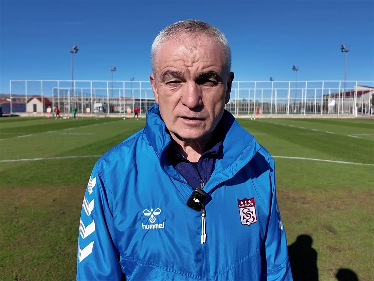 Trendyol Süper Lig ekiplerinden Net Global Sivasspor'da teknik direktör Rıza Çalımbay ve...