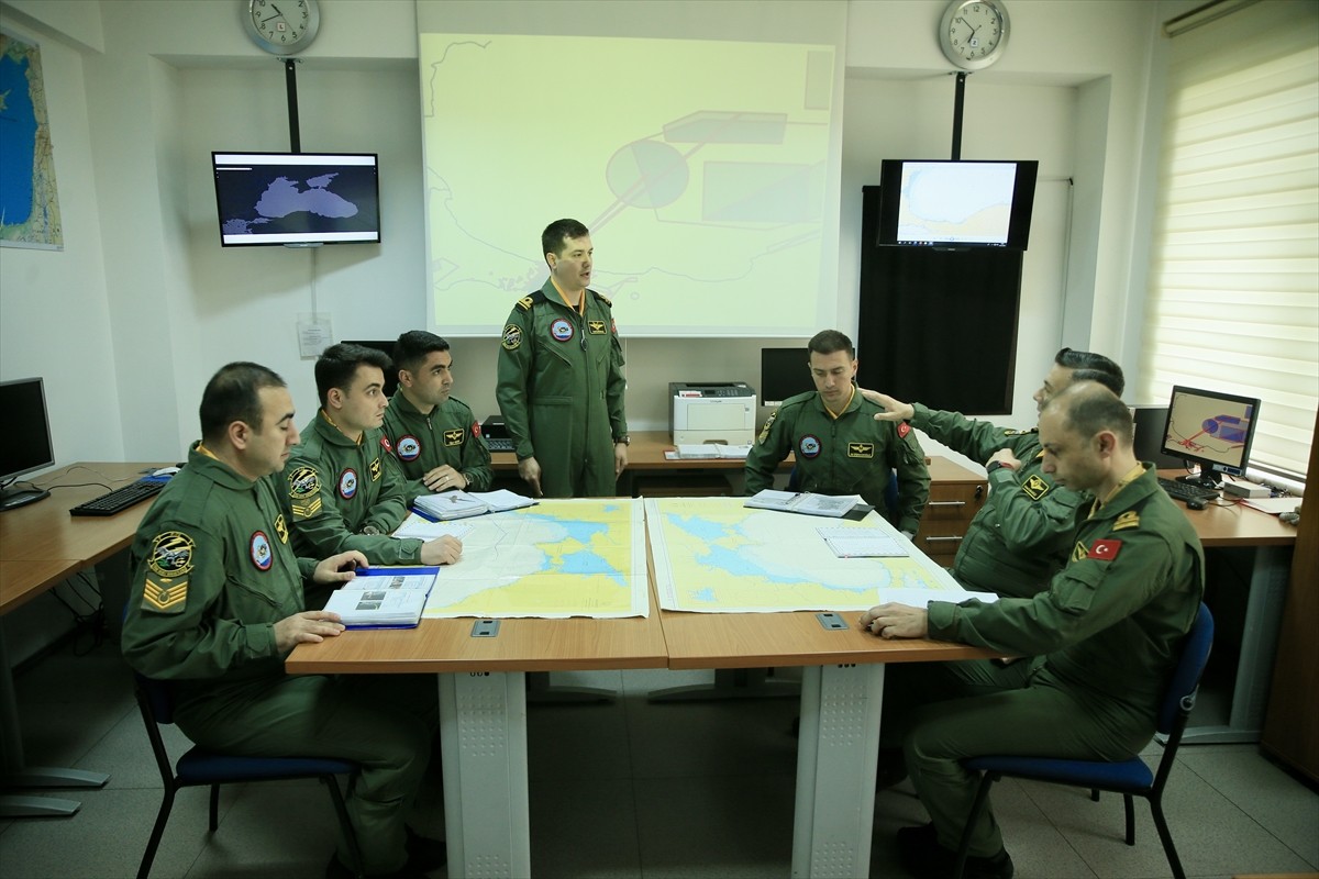 Türk Deniz Kuvvetlerinin havadaki gözü ve gücü olan deniz hava personeli, görevlerini Ramazan...