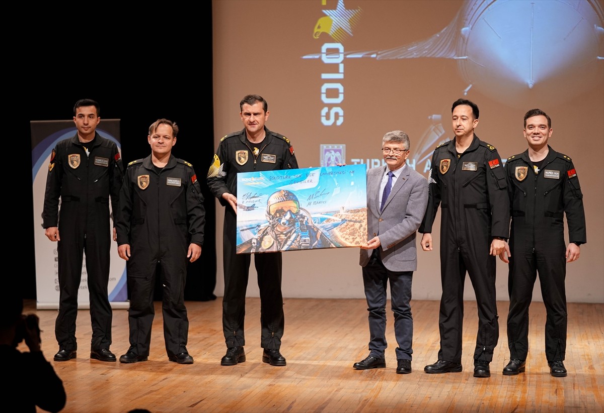 Türk Hava Kuvvetlerinin (TSK) gösteri timi SOLOTÜRK'ün pilotları, İzmir'de üniversite...