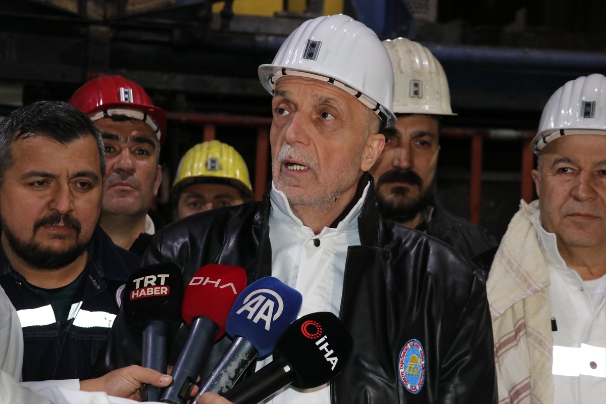 TÜRK-İŞ Genel Başkanı Ergün Atalay, Zonguldak'ta maden işçileriyle yerin 600 metre altındaki kömür...
