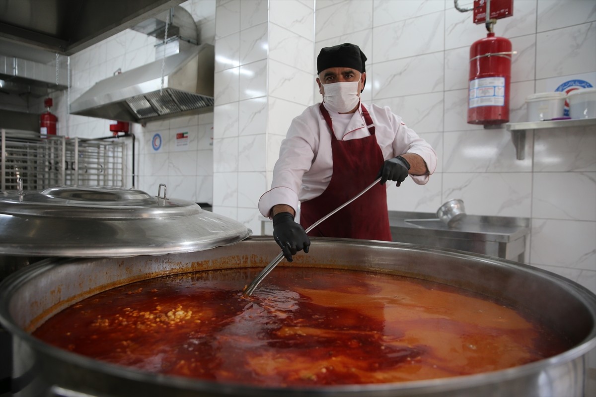 Türk Kızılay Adıyaman Şubesi tarafından iki ay önce kurulan aşevinde hazırlanan yemekler...