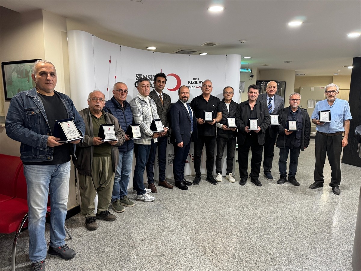 Türk Kızılay Ege Bölge Kan Merkezi'ne en çok bağışta bulunan 10 kişiye Bayraklı ilçesindeki...