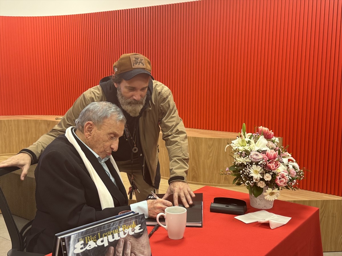 Türk tiyatrosunun usta isimlerinden sanatçı Haldun Dormen, Esquire Türkiye dergisinin kendisine...