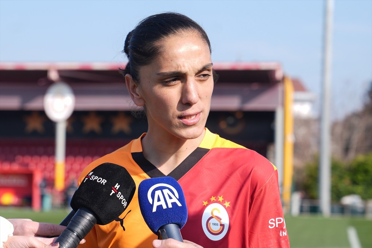 Turkcell Kadın Futbol Süper Ligi'nin 19. haftasındaki derbide Galatasaray Petrol Ofisi ile 1-1...