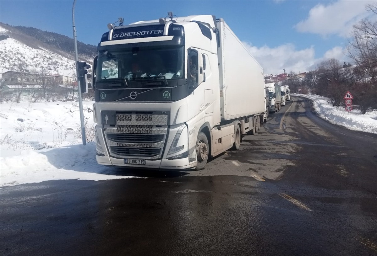 Türkgözü-Posof-Damal kara yolunda ulaşımın normale dönmesiyle tırların geçişi başladı.