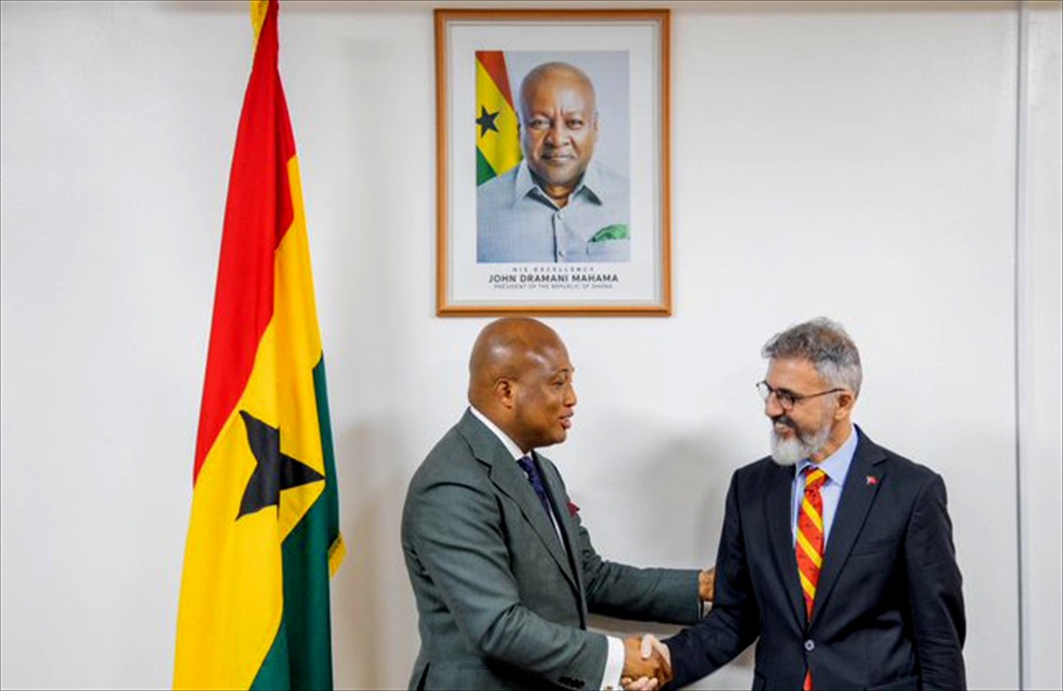 Türkiye'nin Akra Büyükelçisi Hüseyin Güngör (sağda), Gana'nın yeni Dışişleri Bakanı Samuel...