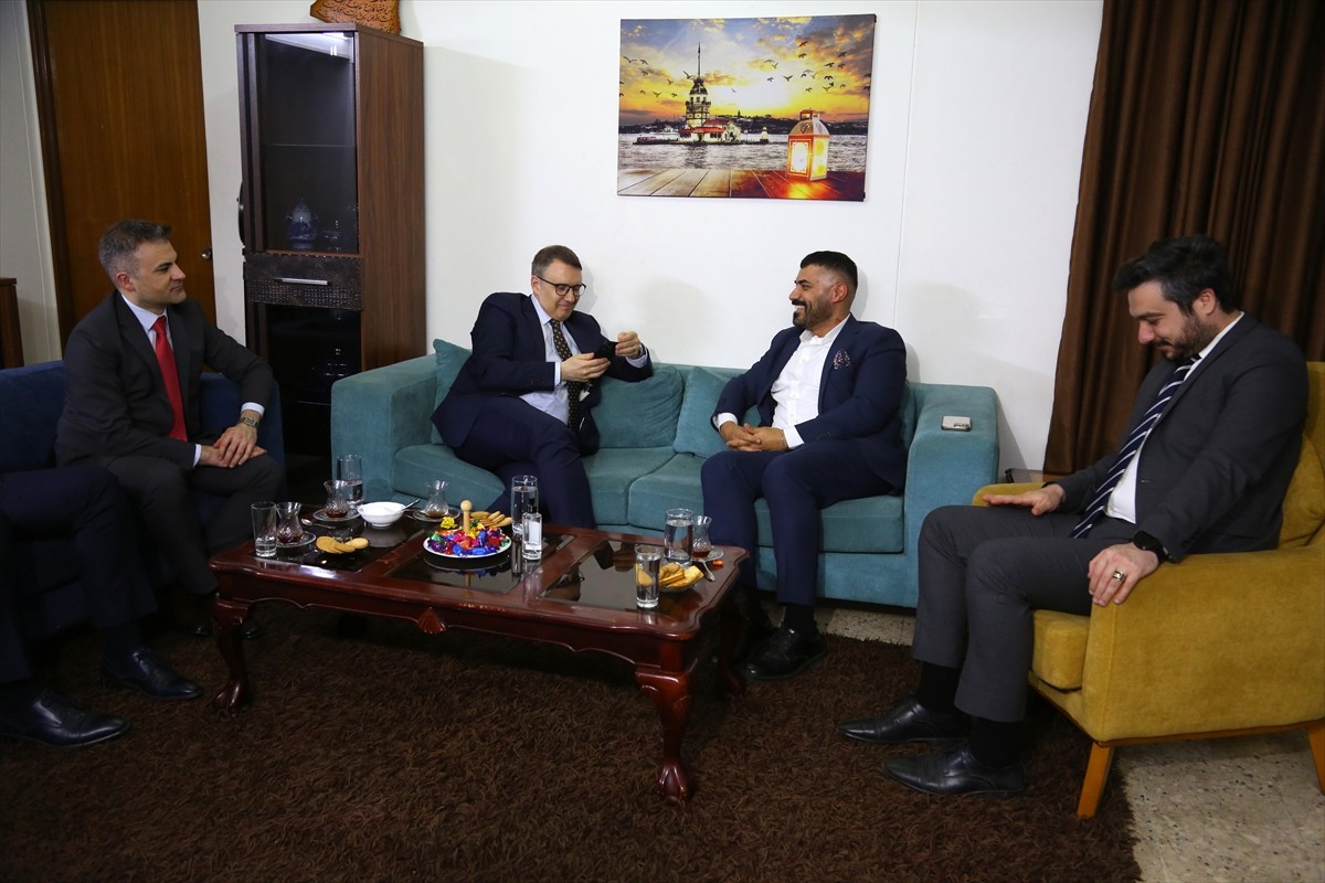 Türkiye'nin Bağdat Büyükelçisi Anıl Bora İnan (sol 3), Anadolu Ajansı'nın (AA) Bağdat Ofisi'ni...