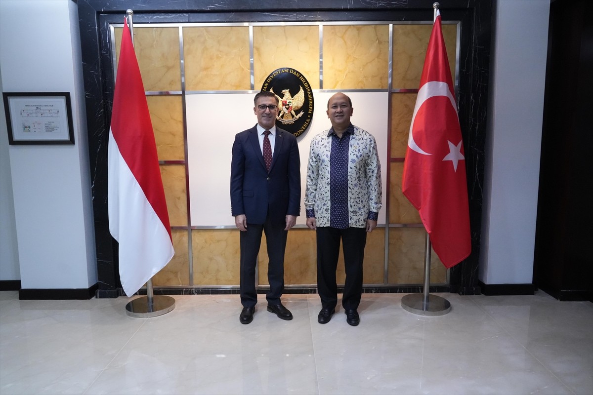 Türkiye'nin Cakarta Büyükelçisi Talip Küçükcan (solda) ile Endonezya Yatırım ve Ham Madde İşleme...