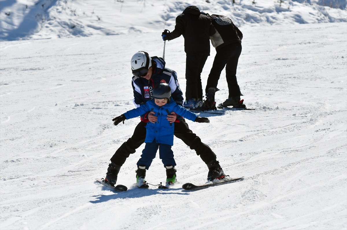 Türkiye'nin en önemli kış turizm merkezlerinden Sarıkamış Kayak Merkezi'nde, baharda kayak keyfi...