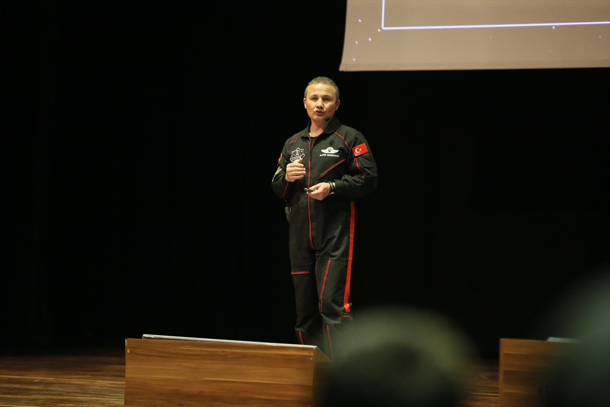 Türkiye'nin ilk astronotu Alper Gezeravcı, Gaziantep'te Hasan Kalyoncu Üniversitesi öğrencileriyle...