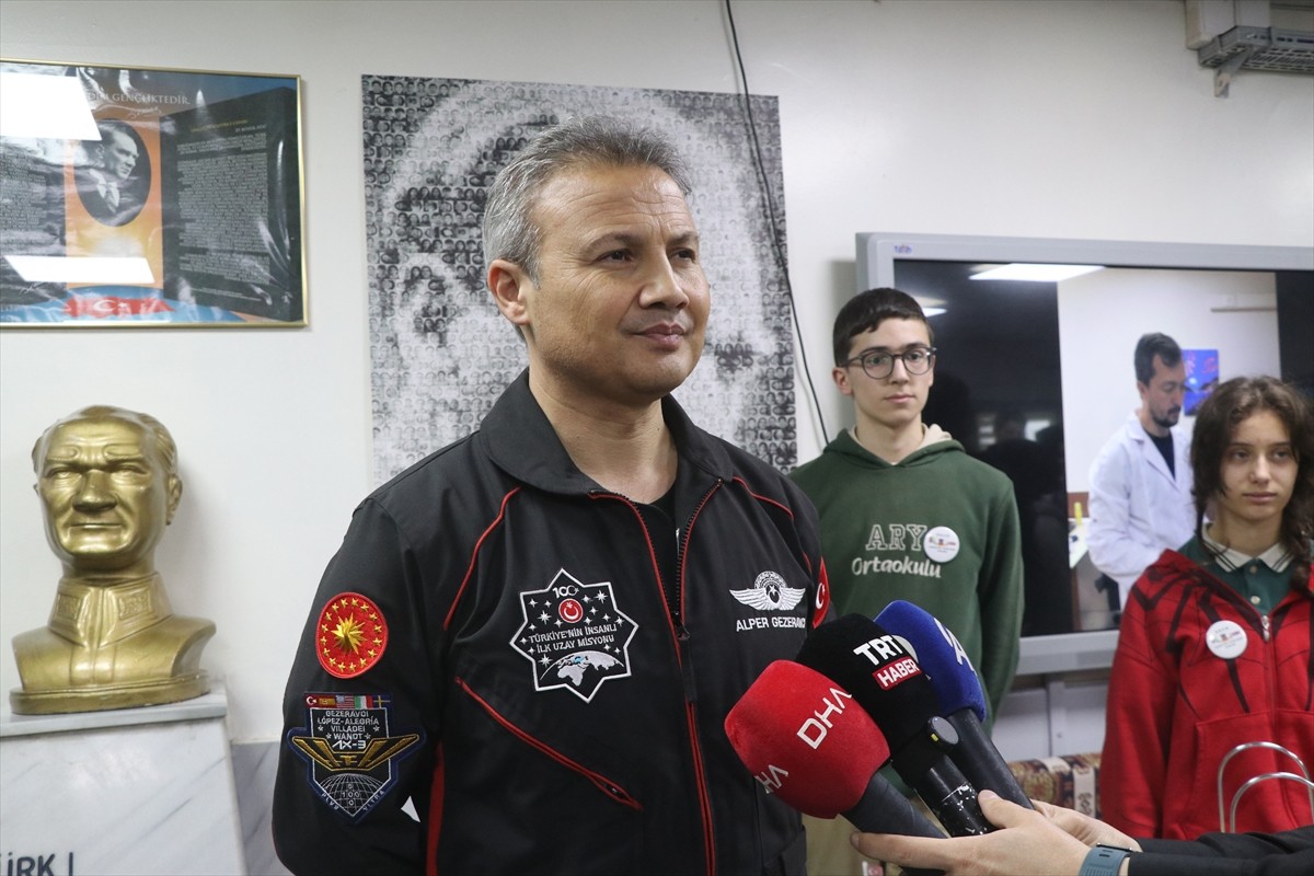 Türkiye'nin ilk astronotu Alper Gezeravcı, Rize'nin Derepazarı ilçesinde Ali Yılmaz Ortaokulu'nda...