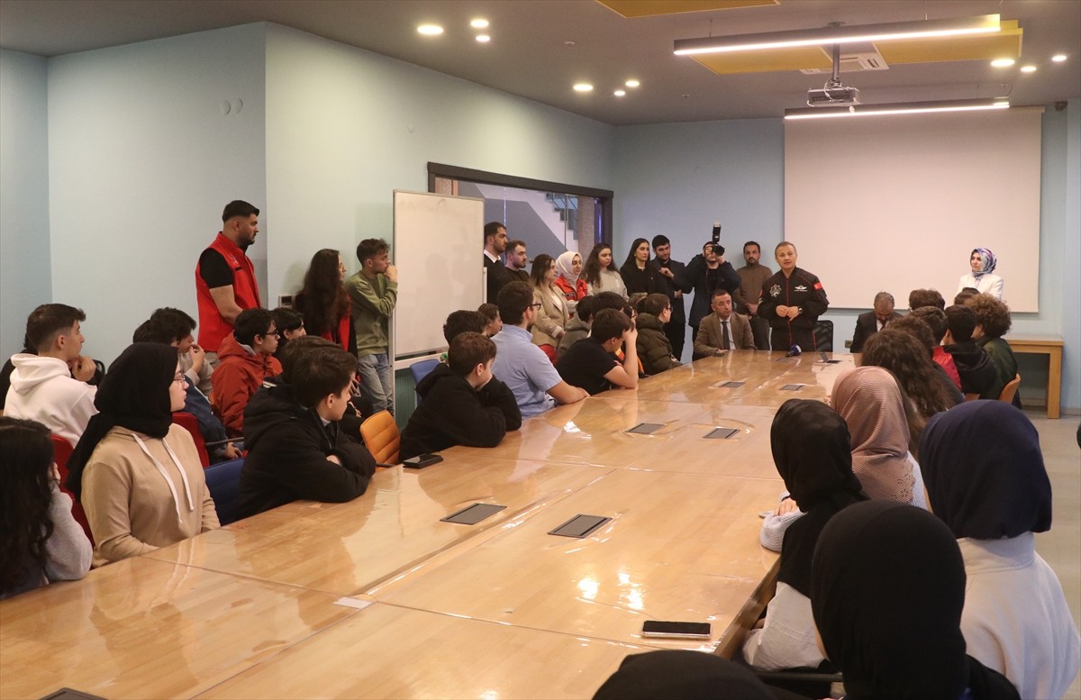 Türkiye'nin ilk astronotu Alper Gezeravcı, Rize Gençlik ve Spor Müdürlüğü binasında, Teknoloji...