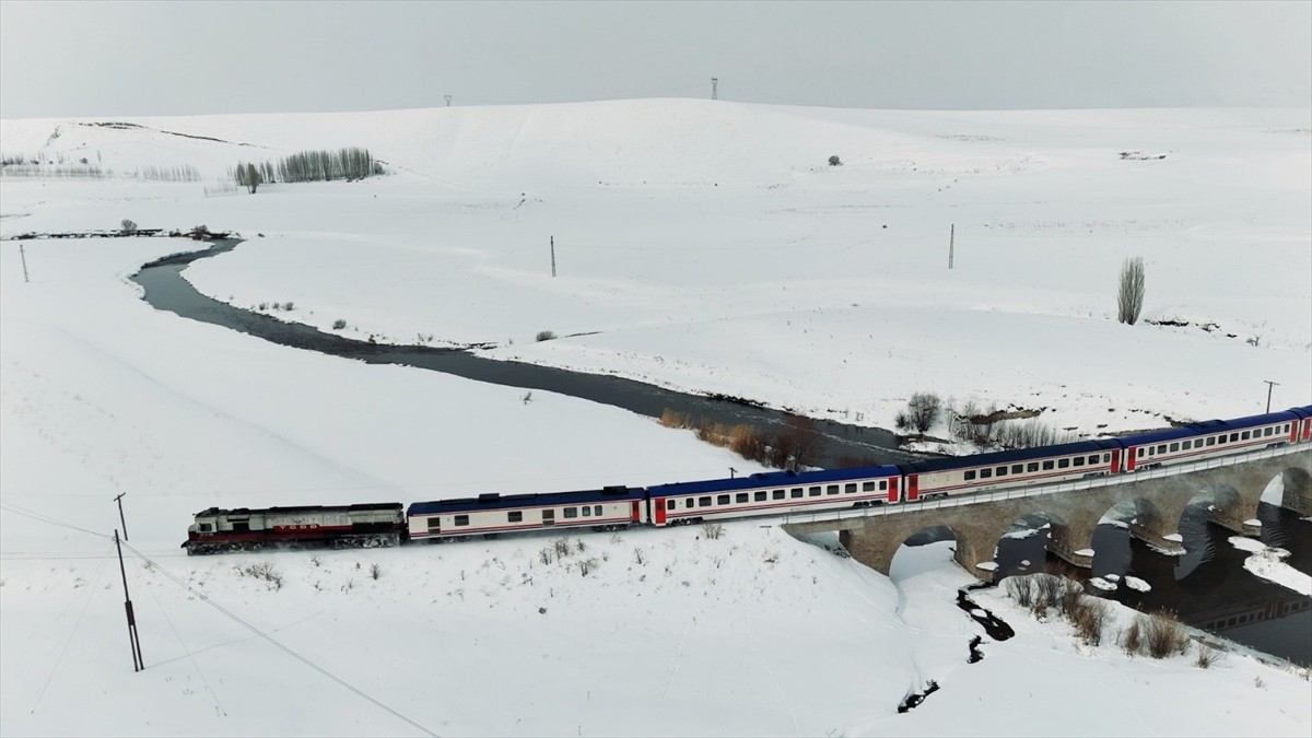 Türkiye Cumhuriyeti Devlet Demiryolları (TCDD) tarafından Ankara-Kars hattında hizmete sunulan...