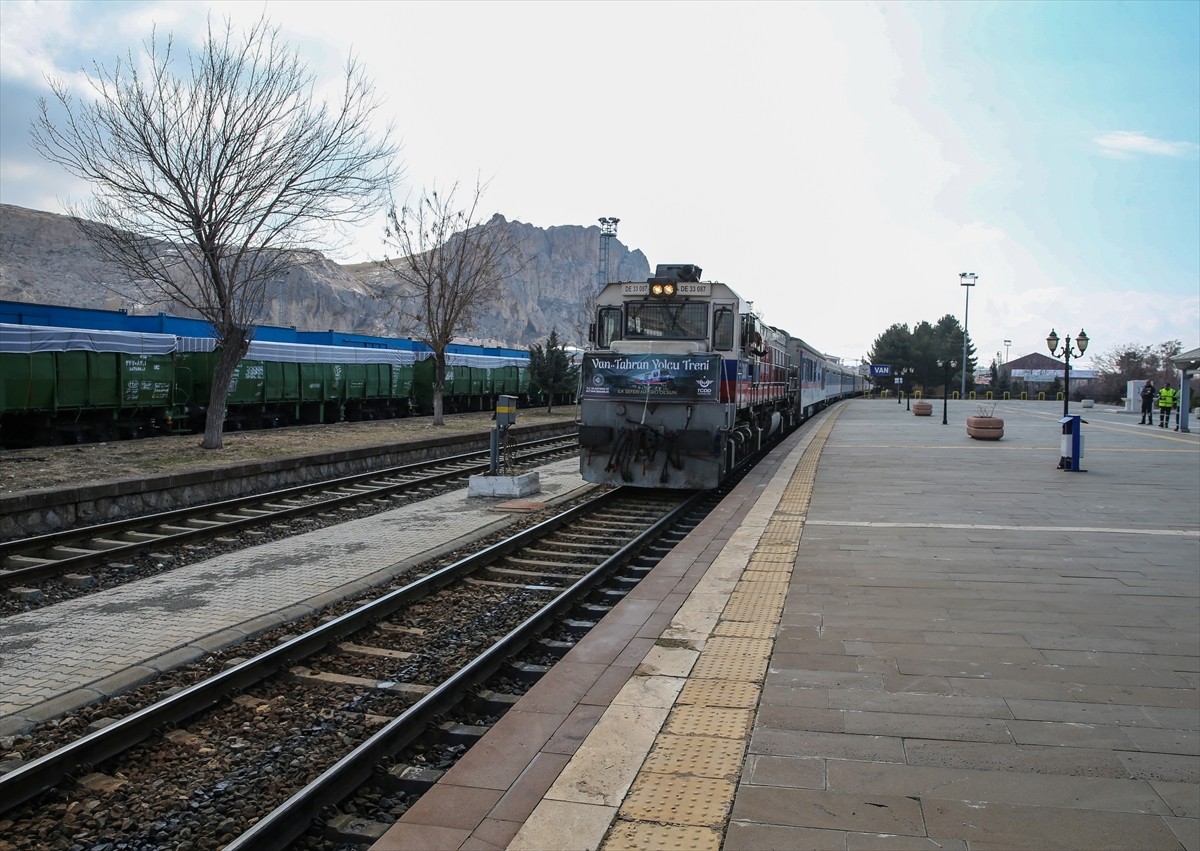 Türkiye Cumhuriyeti Devlet Demiryolları (TCDD), Van ile Tahran arasındaki yolcu taşıma seferlerine...