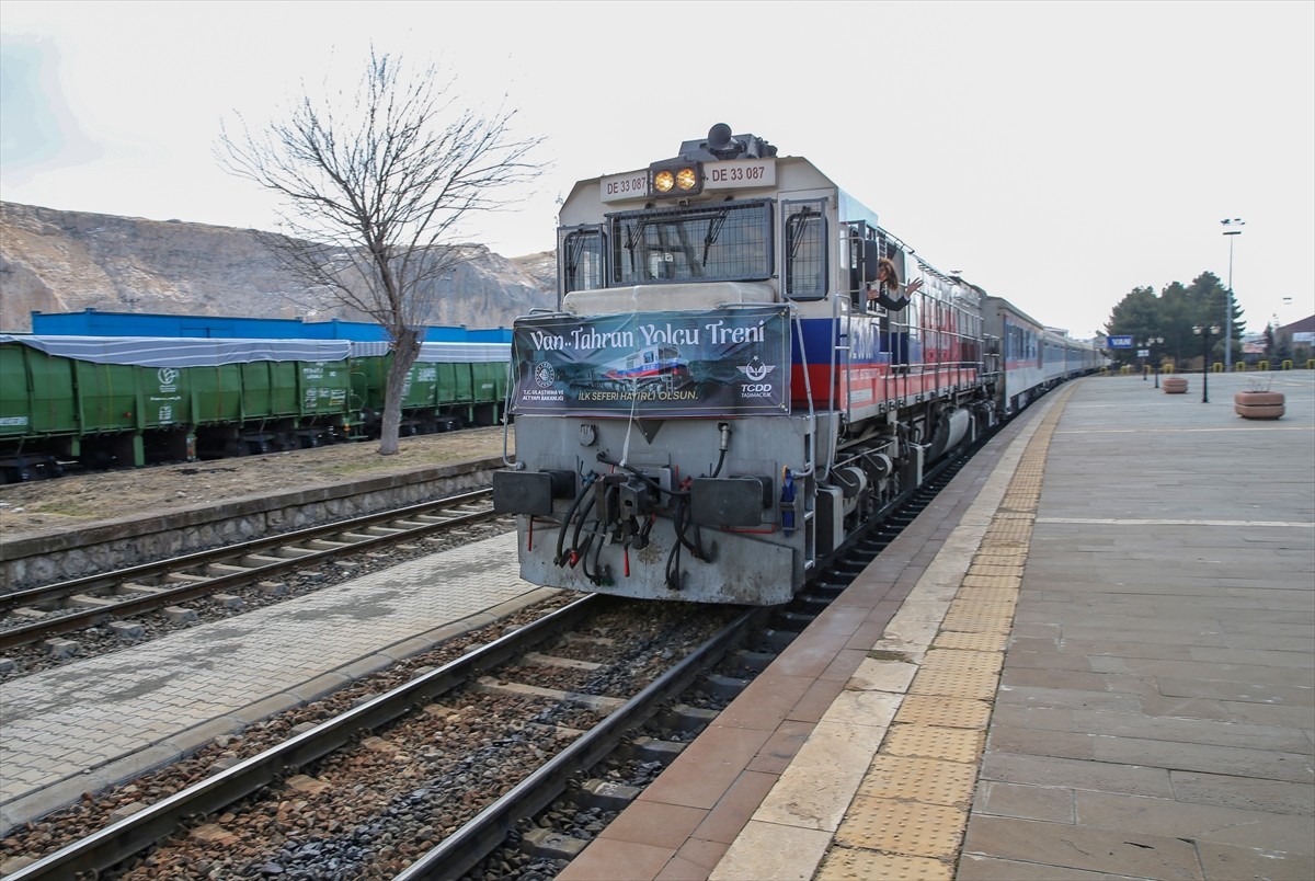 Türkiye Cumhuriyeti Devlet Demiryolları (TCDD), Van ile Tahran arasındaki yolcu taşıma seferlerine...
