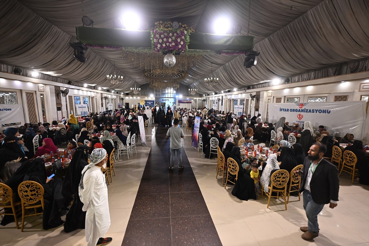 Türkiye Diyanet Vakfı (TDV), Pakistan'ın Karaçi şehrinde iftar verdi.