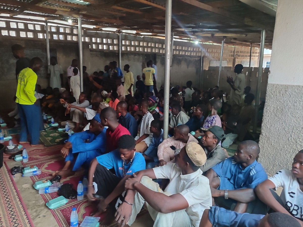 Türkiye Diyanet Vakfı (TDV), Ramazan ayında Nijerya'da iftar sofraları kurarak ihtiyaç sahiplerine...